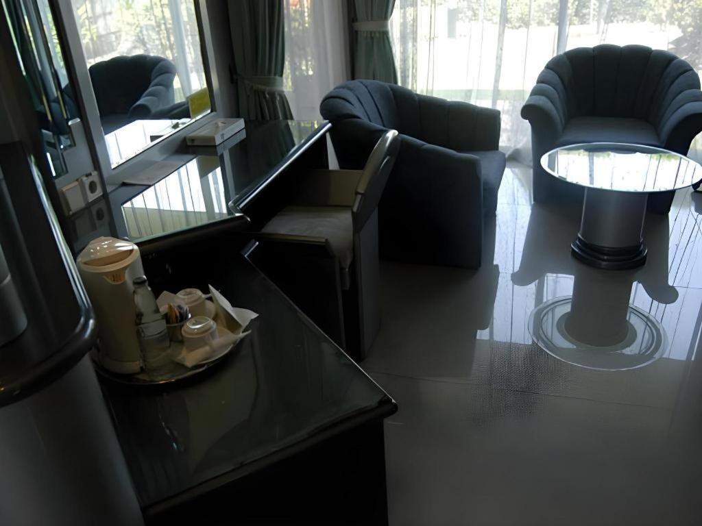 Hotel New Puri Garden Bandara Semarang Exteriör bild